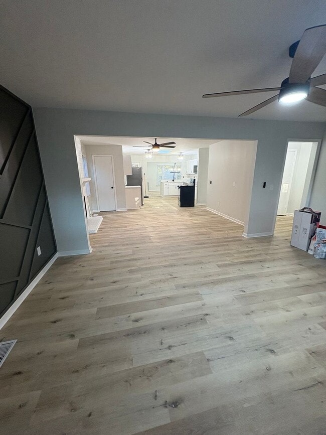 Building Photo - 3 bedroom/ 2 bathroom Newly renovated sing...