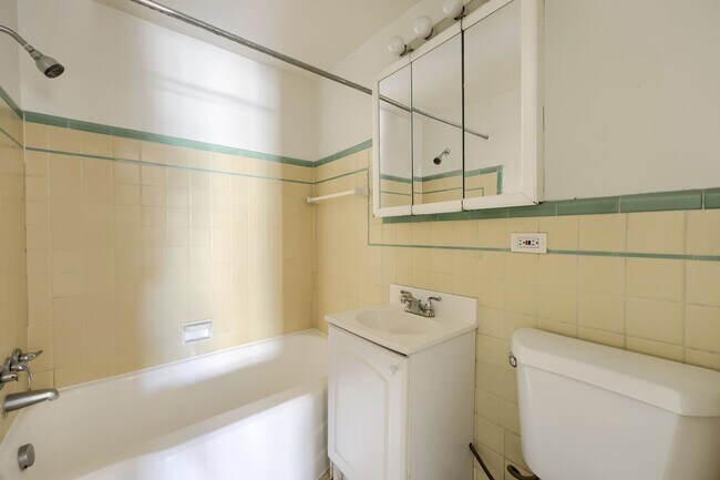 Building Photo - LOCATION!! LOCATION!! Beautiful 1 bedroom, 1 full bath condo in Capitol Hill neighborhood (1-mont...