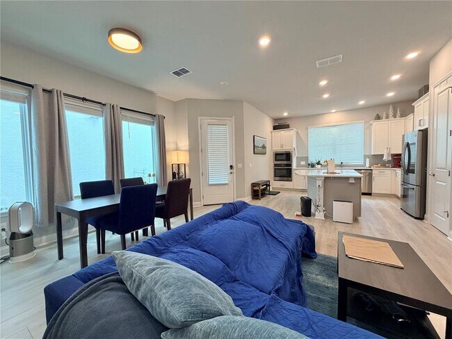 Building Photo - 660 Rosewood Way