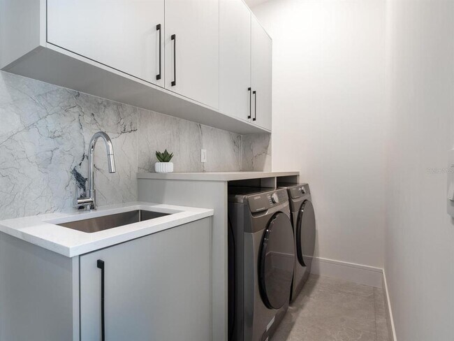 Building Photo - 2467 Hyde Park St