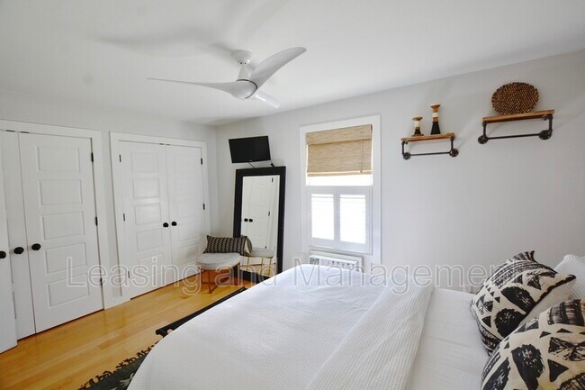 Building Photo - 2057 Middle St