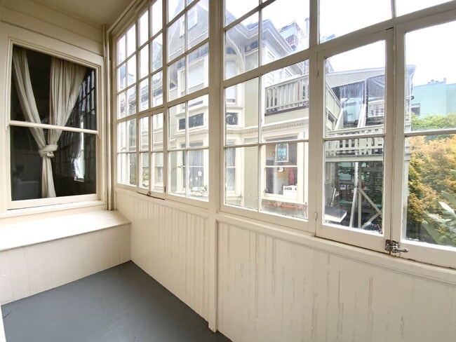 Building Photo - SPACIOUS 4BR! Laundry IN-UNIT! Great Locat...