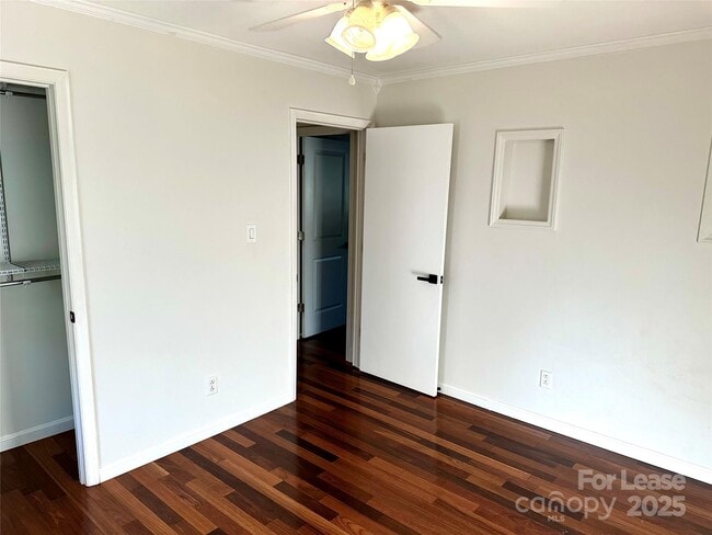 Building Photo - 2054 Hickory Hills Dr