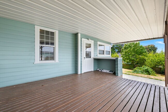 Building Photo - Large Single Family home with Bonus Room!