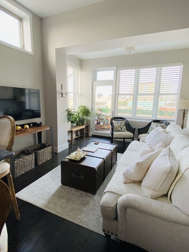 Building Photo - 744 N May St