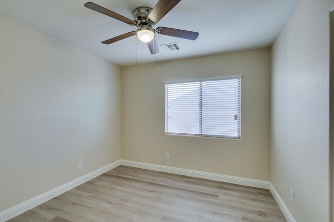 Building Photo - Upgraded spacious 4bedroom home near Mountains Edge!