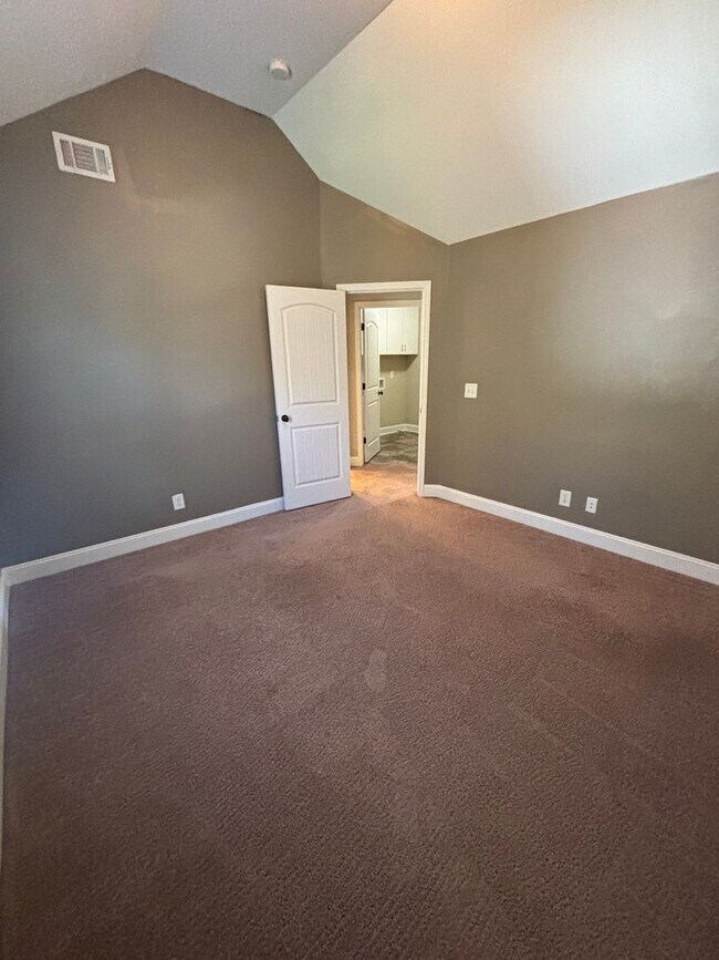 Building Photo - Luxury Home