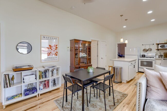 Building Photo - Charming 2 Bedroom Just Minutes from the Old Market!!