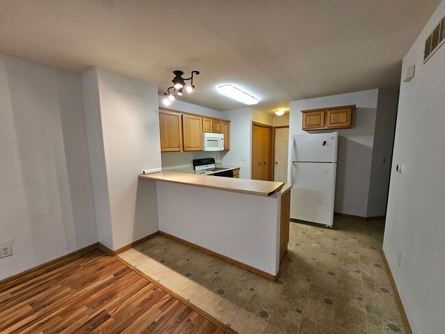 Building Photo - 2 Bedroom 1.5 bath condo with attached gar...