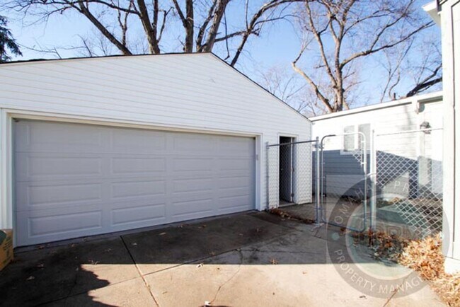 Building Photo - Fully updated 5 bd/ 2 Ba Home
