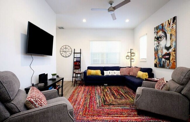 Building Photo - Location, Style, Fully Furnished