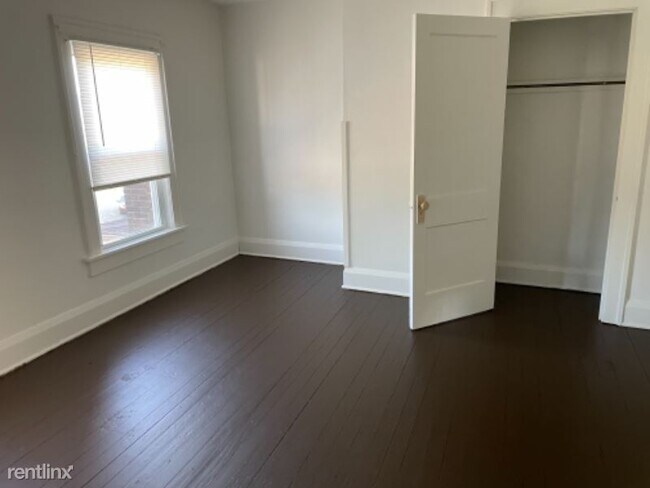 Building Photo - 2 br, 1 bath Townhome - 5 Circle St