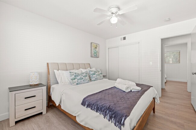 Building Photo - 734 Claraday St