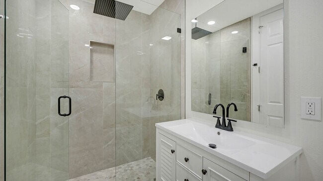 Building Photo - 6706 Oakmont Way