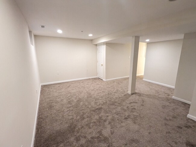 Building Photo - Well maintained townhouse in Robin Meadows Community with updated features available mid January!