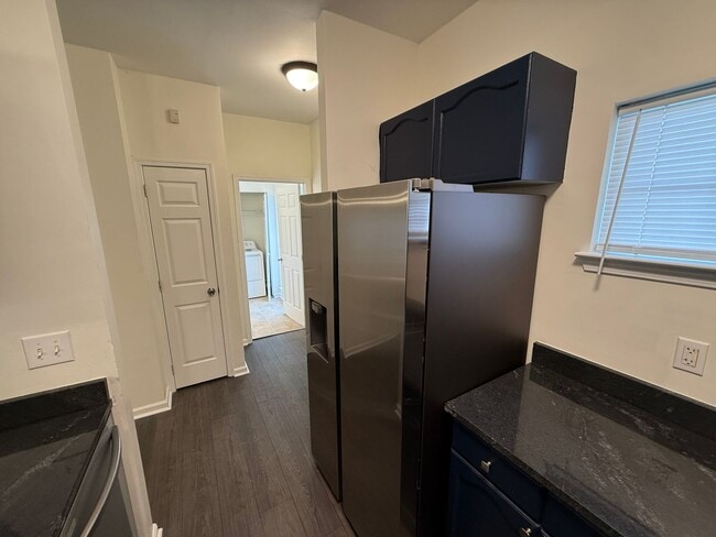 Building Photo - Beautiful End-unit townhome in university with Primary bedroom on 1st floor