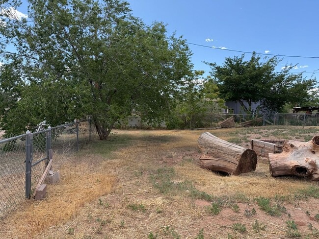 Building Photo - Living in La Luz