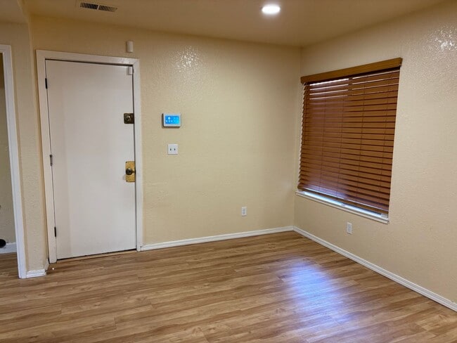 Building Photo - 2 WEEKS FREE RENT November Special Comfort...