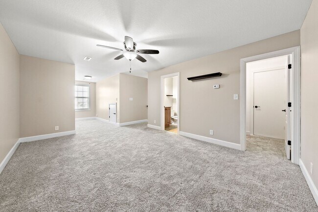 Building Photo - Pet Friendly Three Bedroom with Bonus!