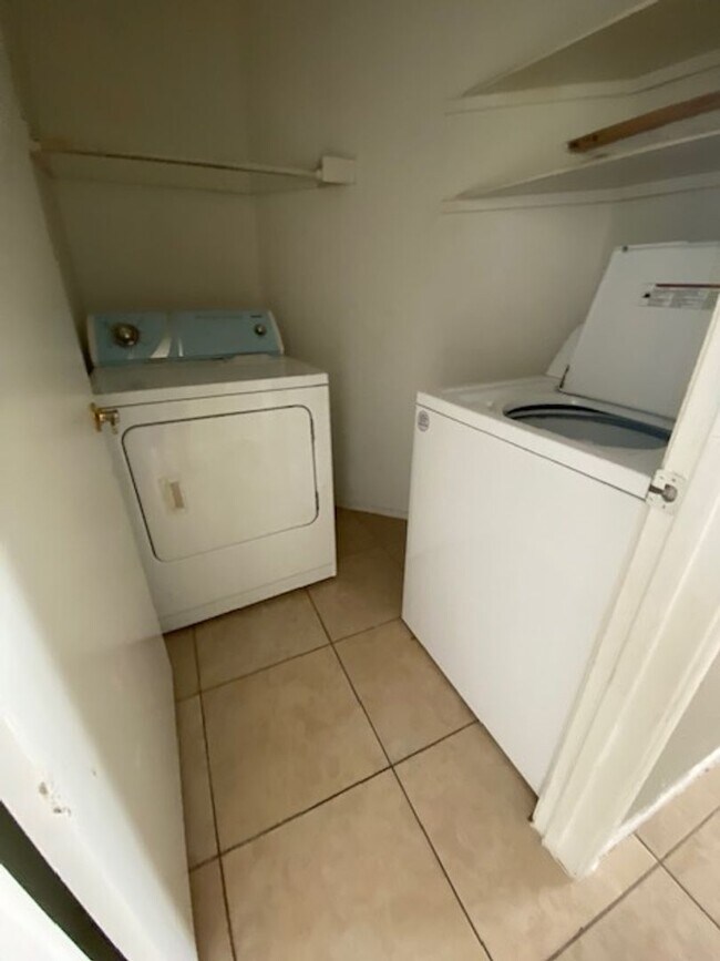 Building Photo - Very Nice Second Floor Condo!!!