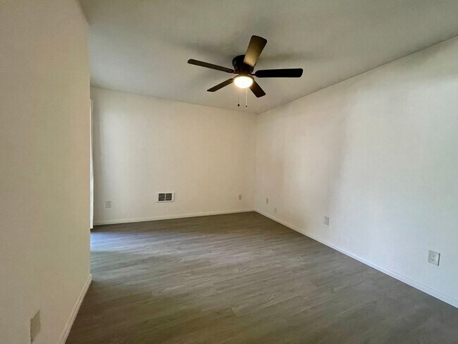 Building Photo - 1 Bed/1 Bath Condo With Bonus Room