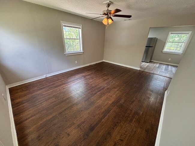 Building Photo - Stylish Renovated 3-Bedroom Gem in Prime T...