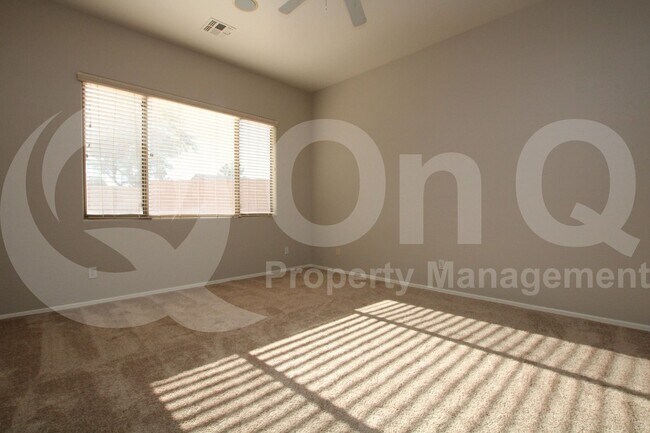 Building Photo - 2039 W Olive Way