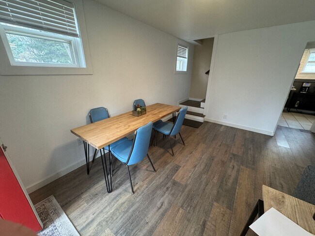 Building Photo - Gorgeous 4-Bedroom Home with Expansive Landscaped Yard & Off-Street Parking – Fully Furnished!