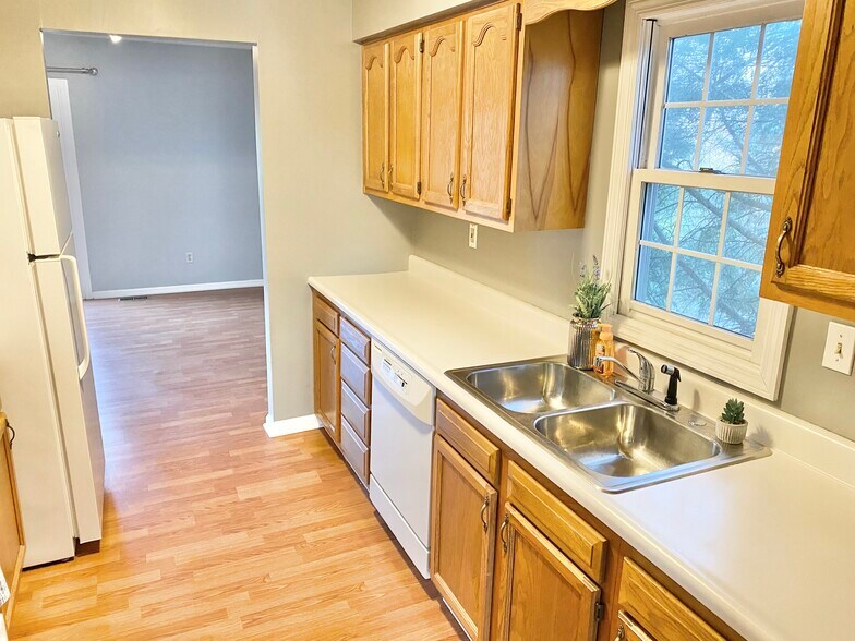 Building Photo - 202 Meadowview Dr