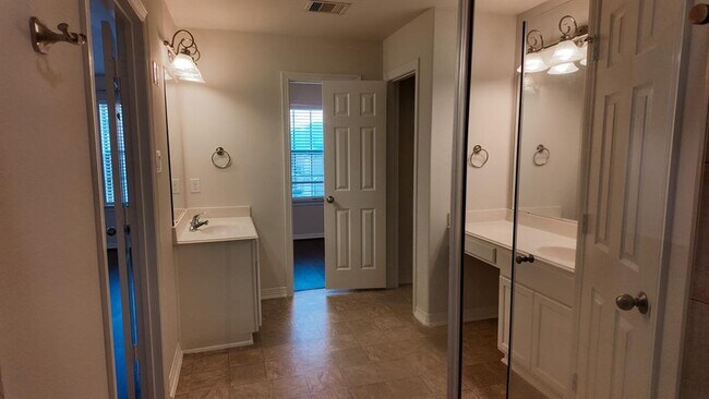 Building Photo - 7907 Bachwood Dr Dr