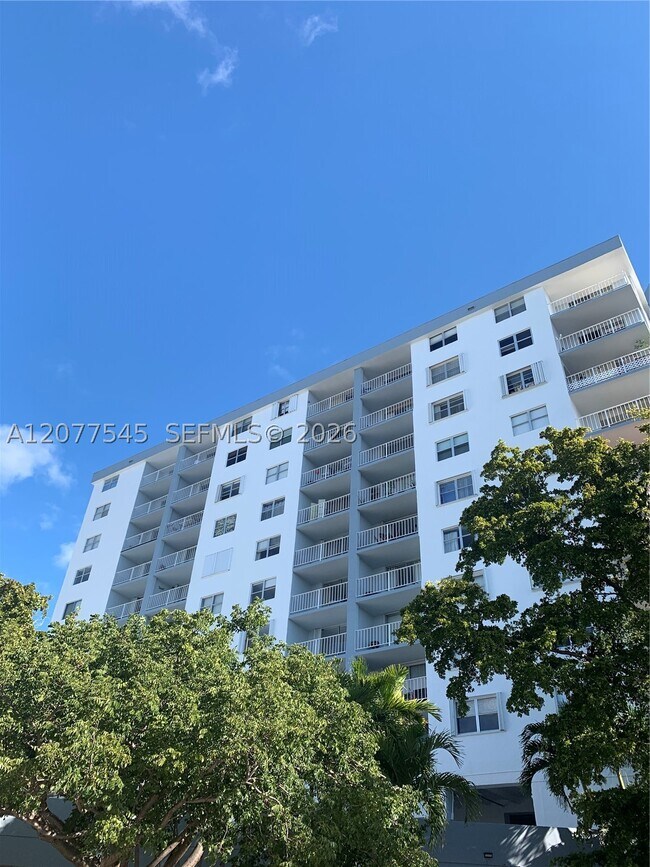 Building Photo - 6900 Bay Dr E