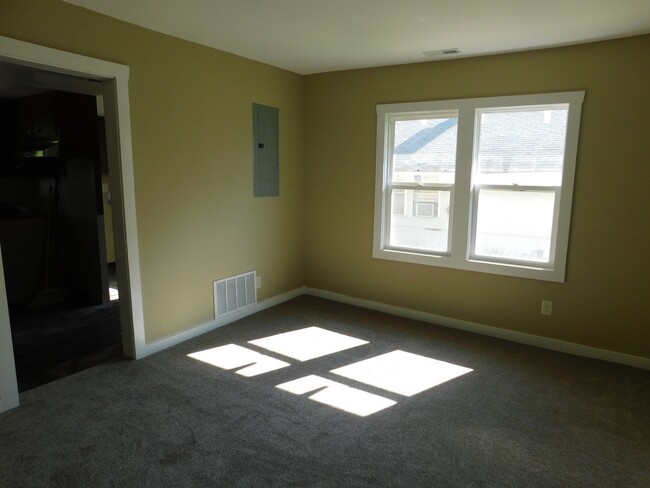 Building Photo - Beautifully remodeled 2 bedroom/1 bath hou...