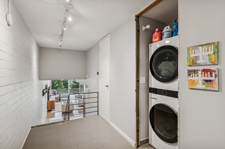 Building Photo - 630 Vernon Ave