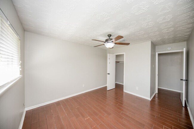 Building Photo - Coming Soon! Southwest Houston 3 bed/2 bat...