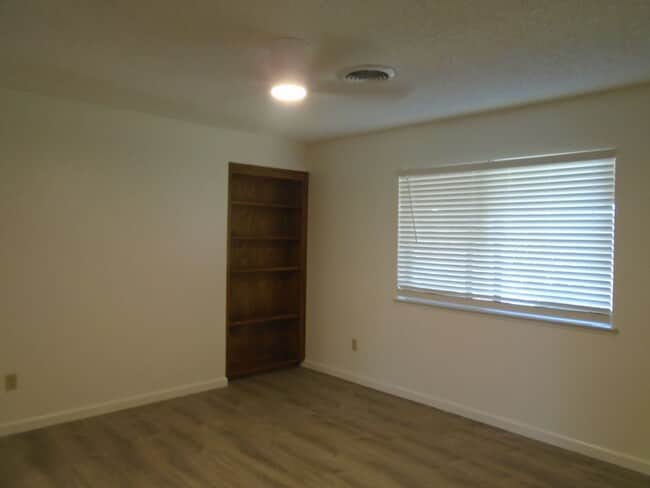 Building Photo - MOVE IN SPECIAL....$2825 MOVES YOU IN.    ...