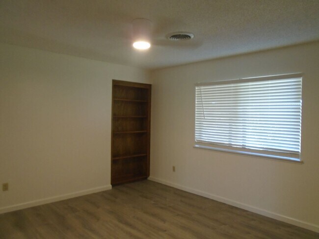 Building Photo - SW WITH OFFICE AND RV PARKING !!!!