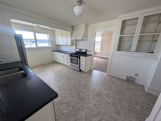 Building Photo - 3 Bedroom Bremerton Charmer with Stunning ...