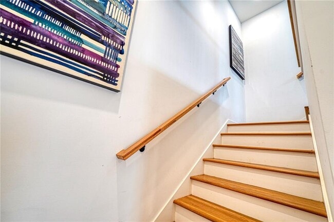 Building Photo - 825 Barnett St NE