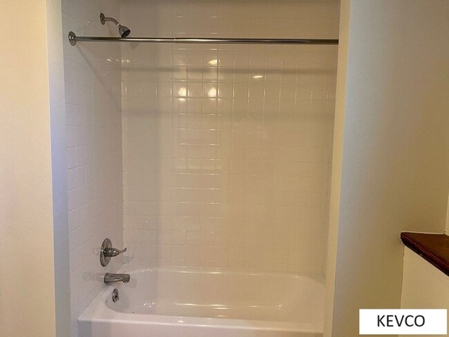 Building Photo - Incredible House and Yard!