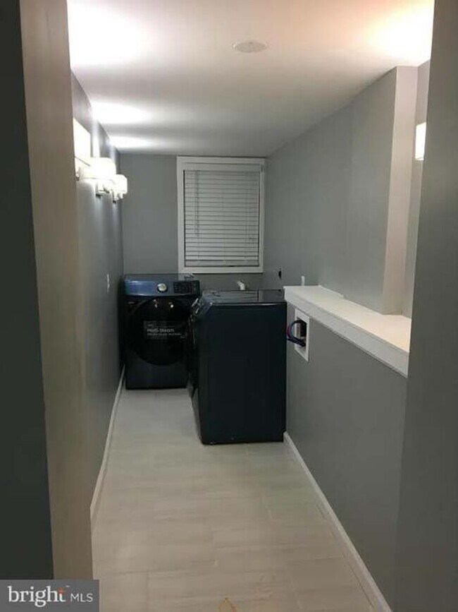 Building Photo - Spacious Townhome with Off Street Parking