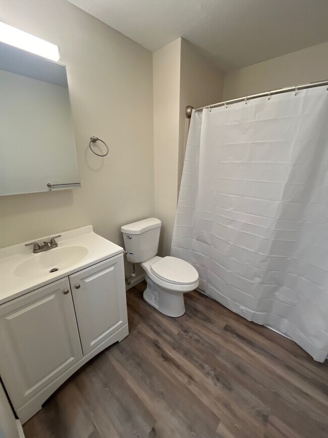 Building Photo - Renovated Apartment available in Rochester, NH!