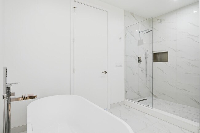 Building Photo - 220 Lake Shore Dr