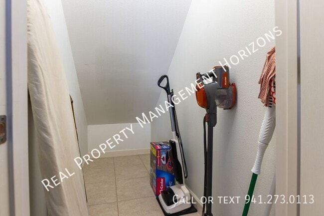 Building Photo - 6646 7th Ave Cir W