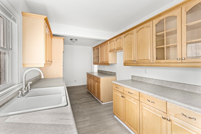 Building Photo - Beautifully Renovated 4 Bedroom 2 Bath Hom...