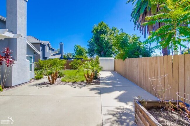 Building Photo - Stunning 4Bdm 2.5Ba Home Located in the Hi...