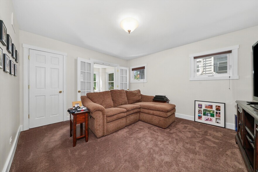 Family room - 153 Barrypoint Rd