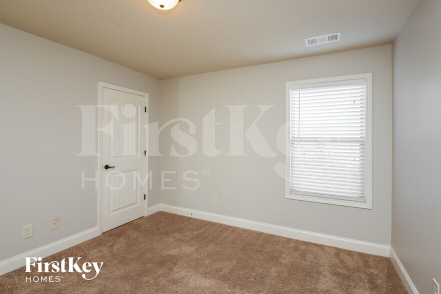 Building Photo - 250 Porter Pl