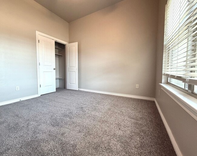 Building Photo - Beautiful 3BD 2BA w/ Bonus Room Located in...