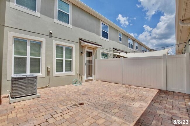 Building Photo - Beautifully Appointment 3/2.5 Modern Townh...