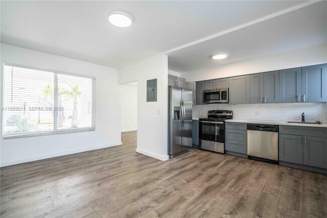 Building Photo - 1750 S Treasure Dr